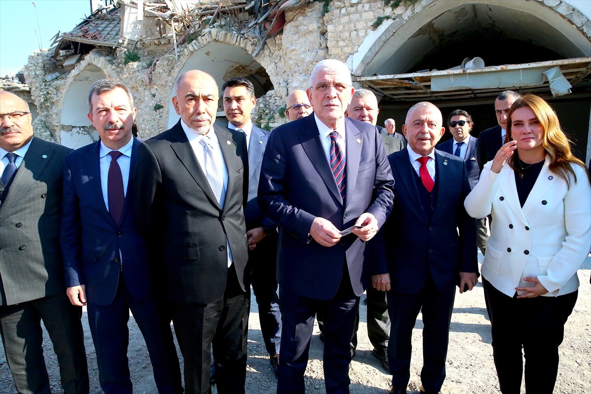 İYİ Parti Genel Başkanı Müsavat Dervişoğlu, Hatay'da beraberindeki partililerle Antakya Saray...