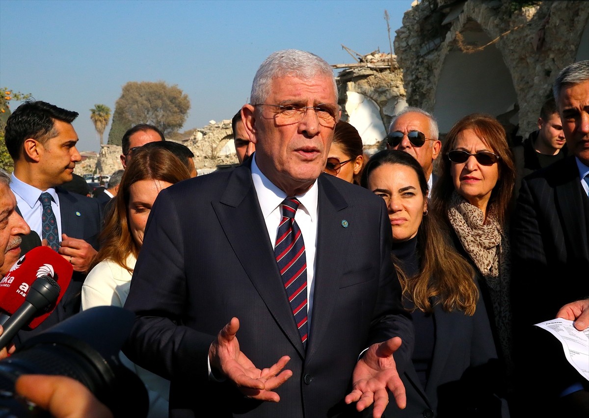 İYİ Parti Genel Başkanı Müsavat Dervişoğlu, Hatay'da beraberindeki partililerle Antakya Saray...