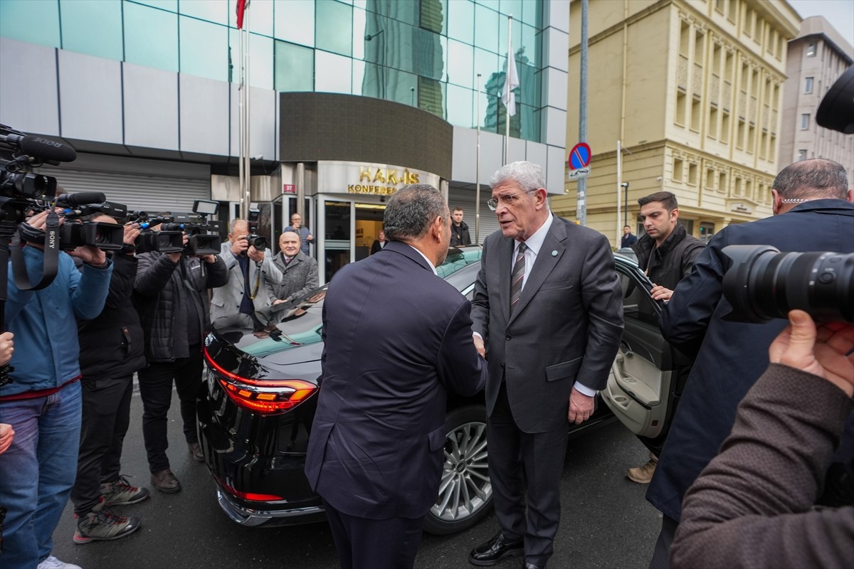 İYİ Parti Genel Başkanı Müsavat Dervişoğlu (sağda), HAK-İŞ Genel Merkezi'ni ziyaret ederek Genel...