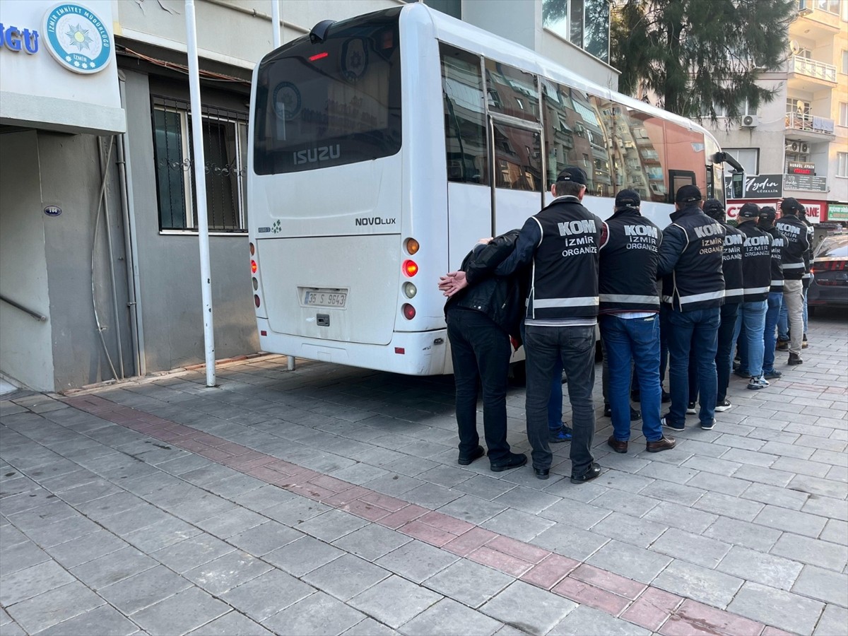 İzmir'de düzenlenen suç örgütü operasyonunda gözaltına alınan 17 şüphelinden 7'si...
