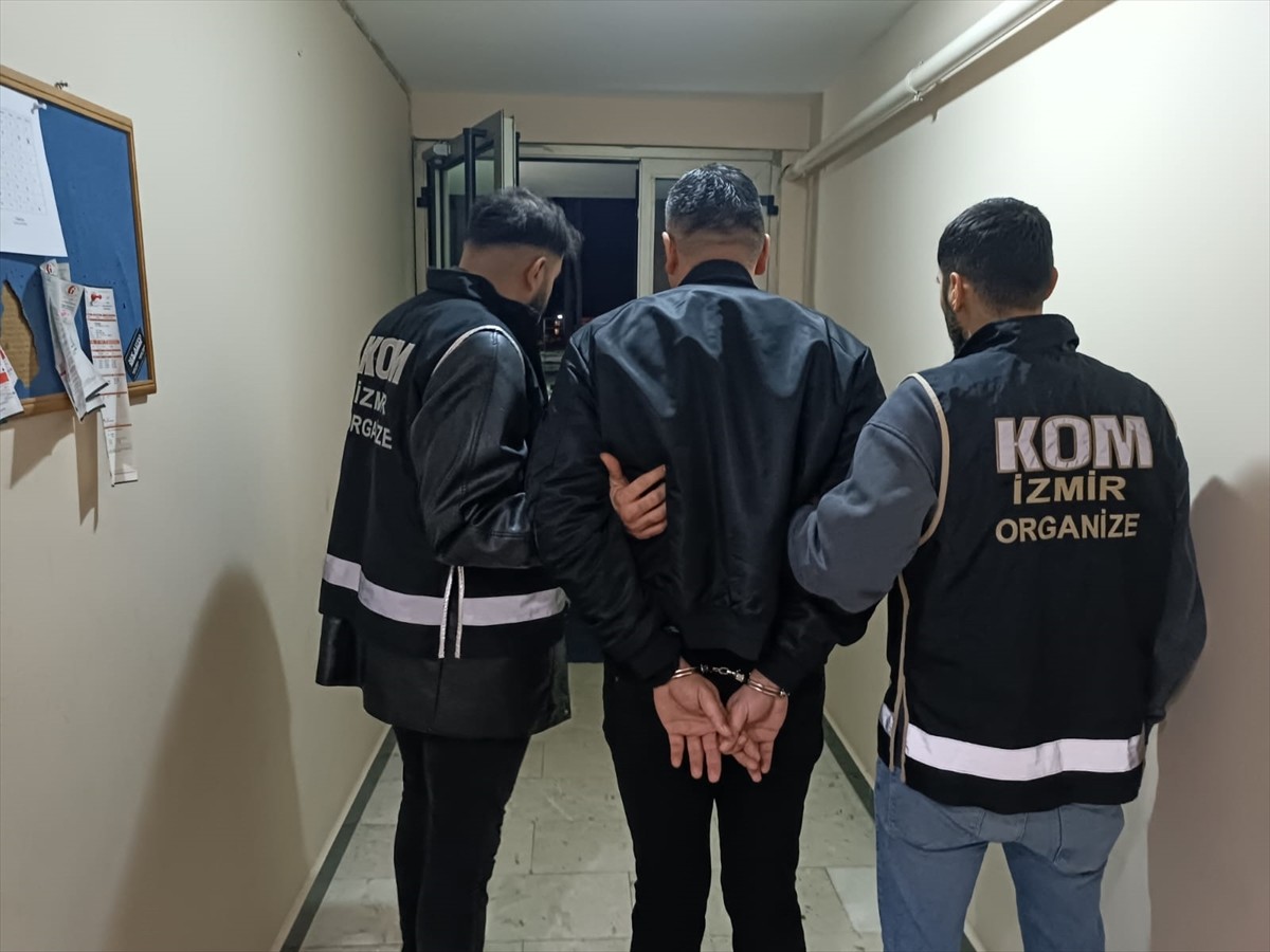 İzmir'de düzenlenen suç örgütü operasyonunda gözaltına alınan 17 şüphelinden 7'si...
