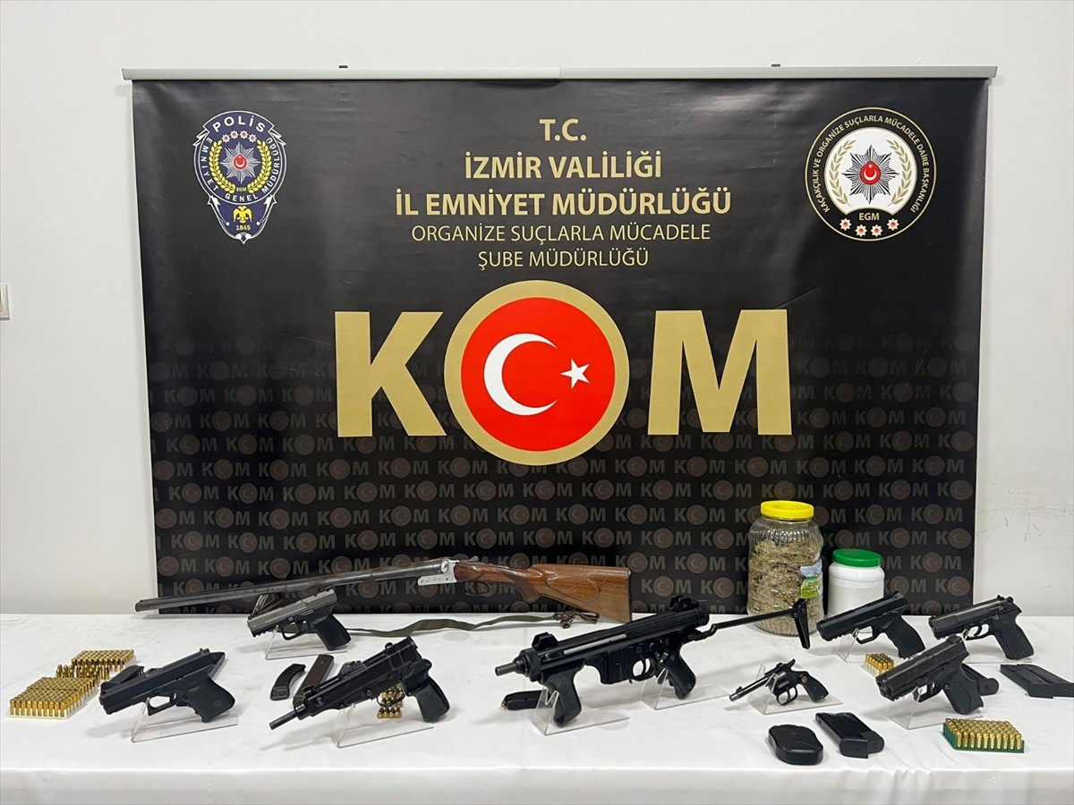 İzmir'de düzenlenen suç örgütü operasyonunda gözaltına alınan 49 şüphelinden 32'si...