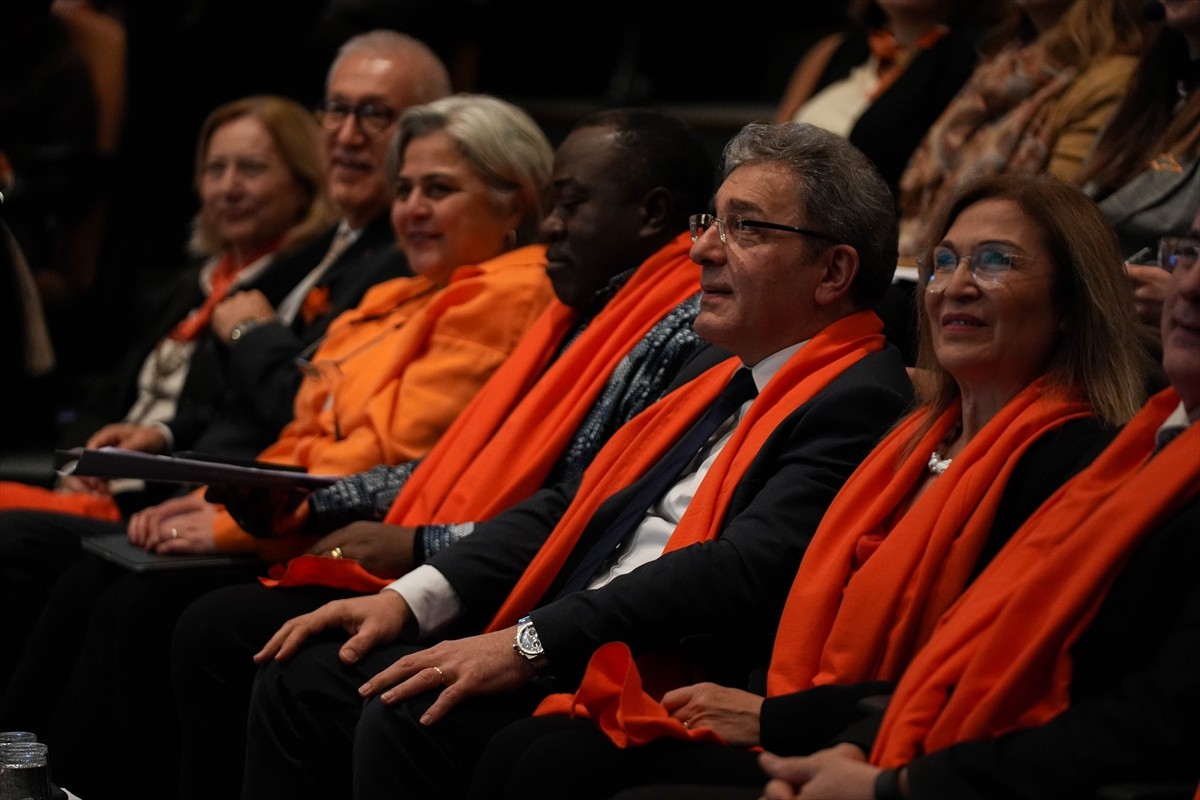 İzmir'de kadın ve kız çocuklarına yönelik şiddetin önlenmesi için farkındalık oluşturmak amacıyla...