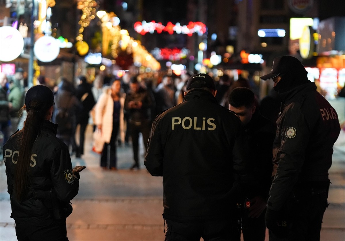 İzmir'de polis ekipleri, yılbaşı tedbirleri kapsamında denetimlerde bulundu. Ekipler yaya...