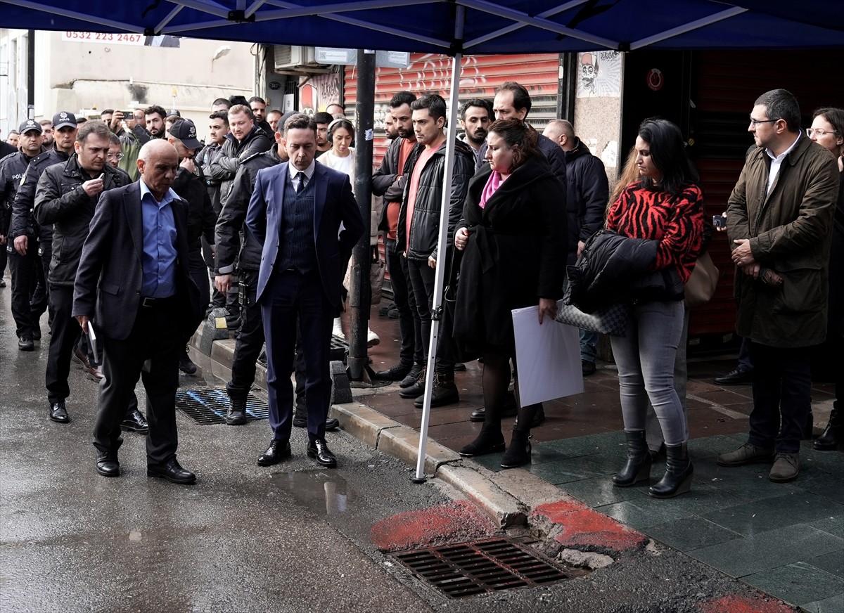 İzmir'in Konak ilçesinde, sağanaktan korunmaya çalışırken elektrik akımına kapılan 2 kişinin...