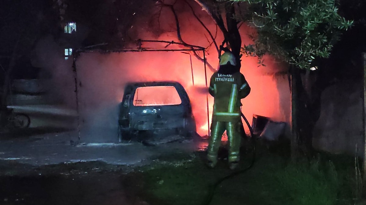 İzmir'in Ödemiş ilçesinde kundaklandığı öne sürülen park halindeki otomobille iki motosiklet...