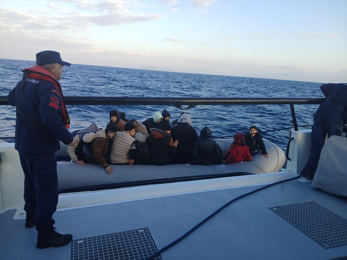 İzmir'in Seferihisar, Çeşme, Dikili ve Menderes ilçeleri açıklarında 101 düzensiz göçmen...