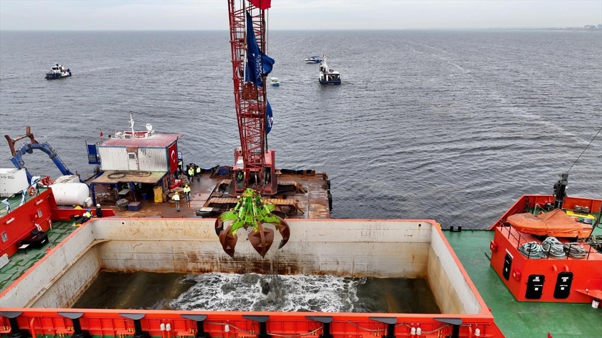 İzmir Körfezi'nin temizlenmesi için dip tarama ve çamur çıkarma çalışmasının başlatıldığı...