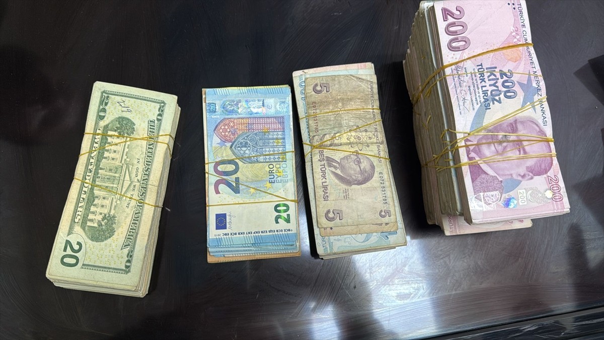 İzmir polisinin silahlı terör örgütü DEAŞ'a yönelik yürüttüğü çalışmalarda örgüte 100 milyon...