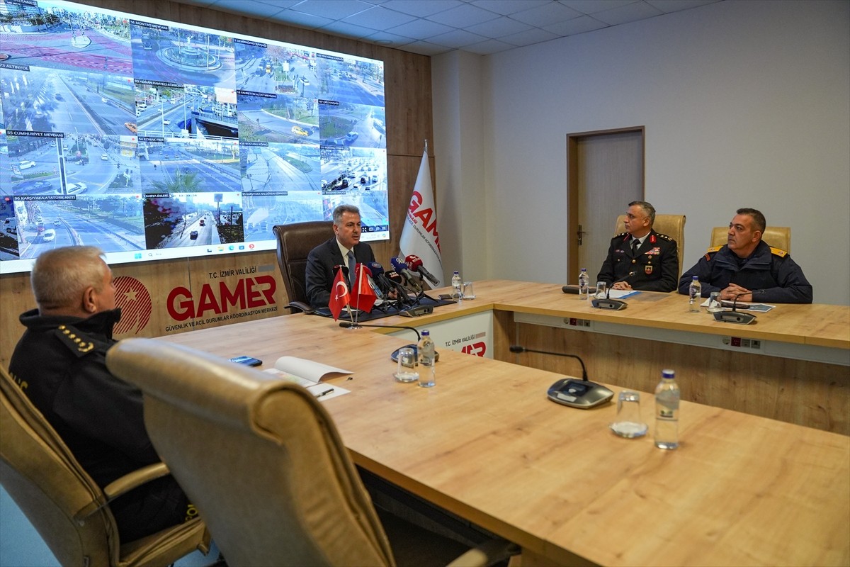 İzmir Valisi Süleyman Elban, İl Güvenlik ve Acil Durumlar Koordinasyon Merkezinde düzenlenen basın...