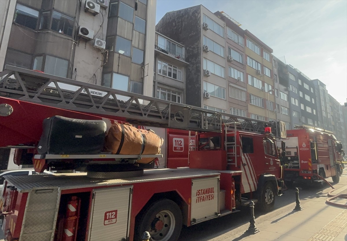 Kadıköy'de, 6 katlı apartmanda çıkan yangın itfaiye ekiplerinin müdahalesiyle söndürüldü.