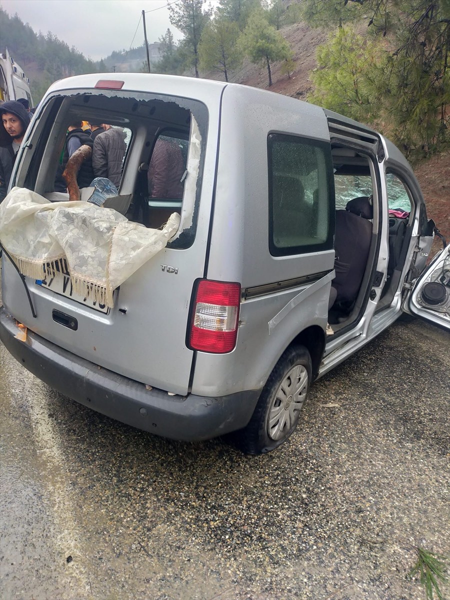 Kahramanmaraş’ın Onikişubat ilçesinde hafif ticari araç ile otomobilin çarpışması sonucu 10 kişi...