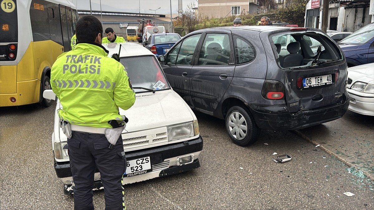Karabük'te polisin "dur" ihtarına uymayan otomobilin ehliyetsiz sürücüsü kovalamaca sonucu...
