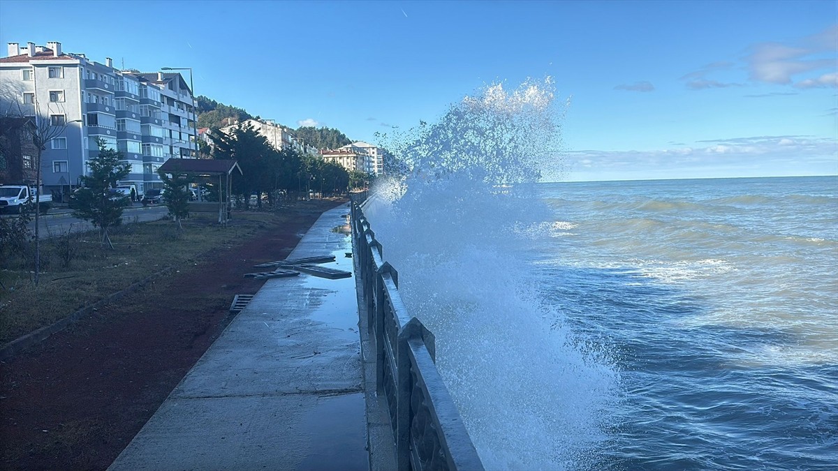 Karadeniz'de etkili olan fırtına nedeniyle oluşan dalgalar, Kastamonu'nun İnebolu ve Cide...