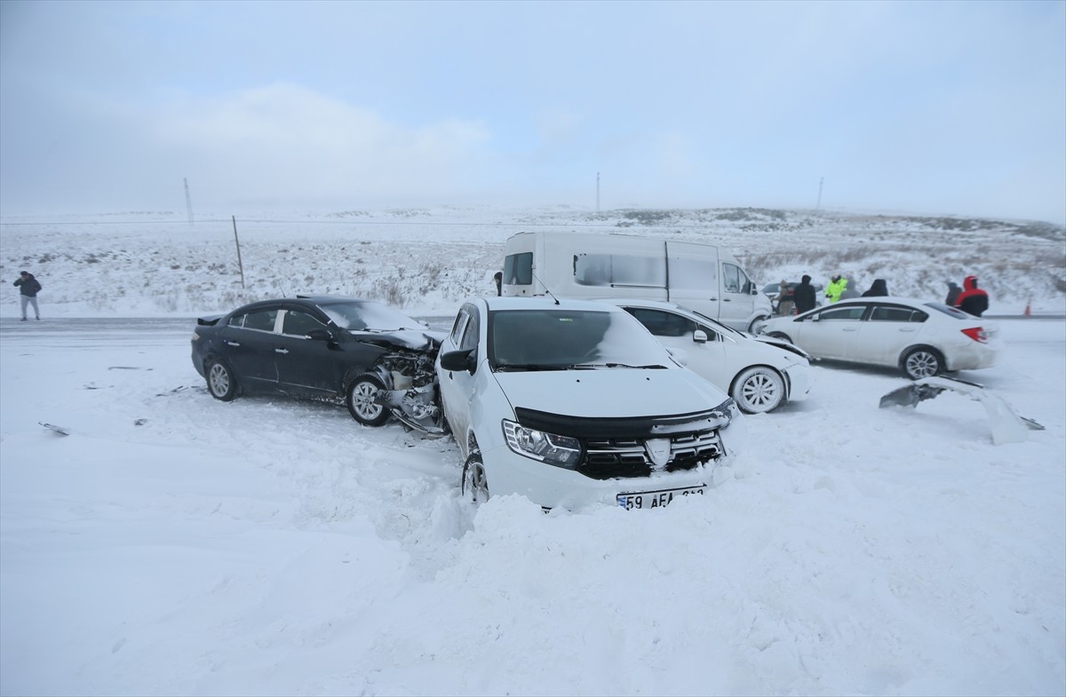 Kars'ın Susuz ilçesinde, kar yağışı ve tipi nedeniyle 8 aracın karıştığı zincirleme trafik...