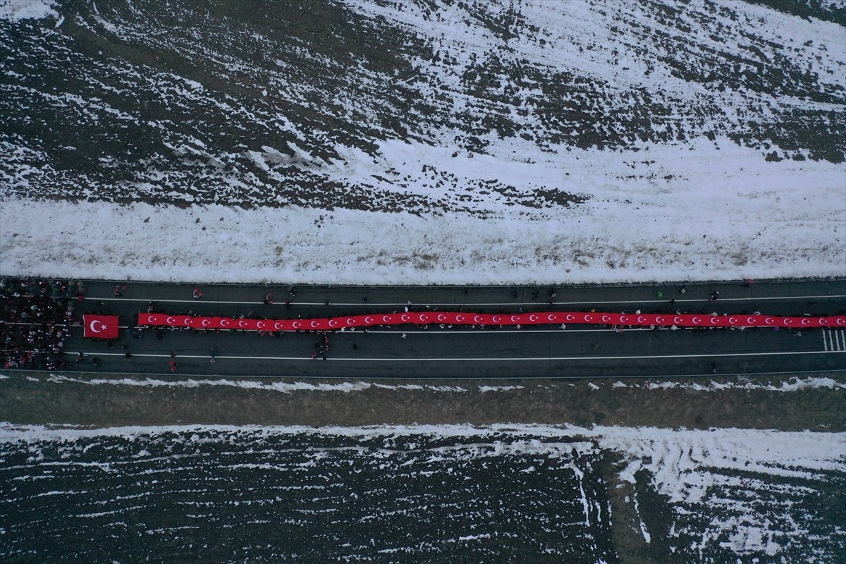Kars'ta, Sarıkamış şehitleri için kar yağışı altında meşaleli yürüyüş yapılarak temsili nöbet...