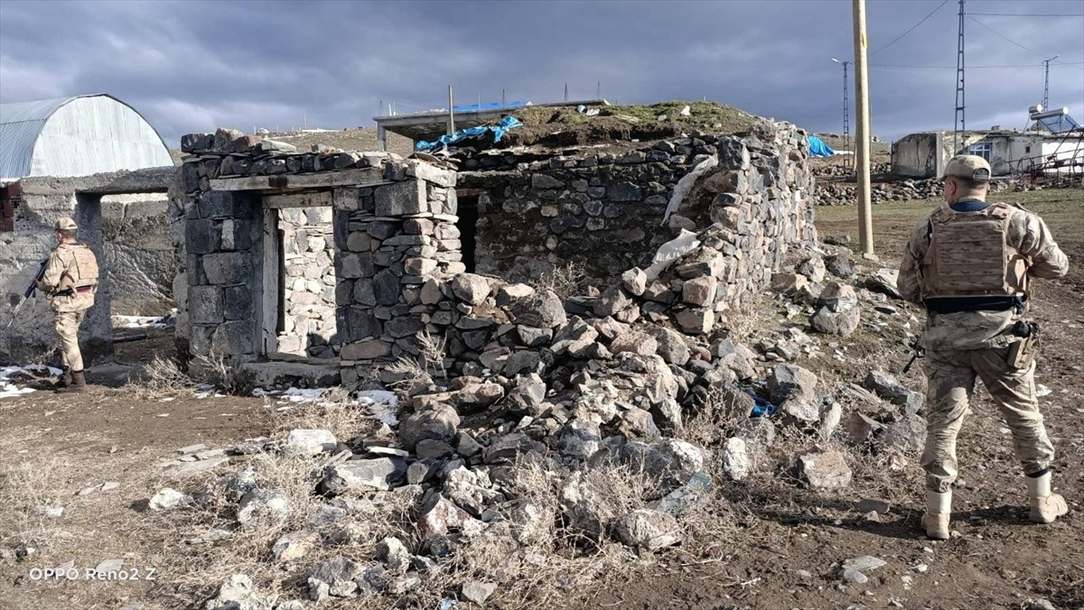 Kars'ta yasa dışı yollarla yurda girdiği belirlenen 4 düzensiz göçmen yakalandı. Ekipler, düzensiz...