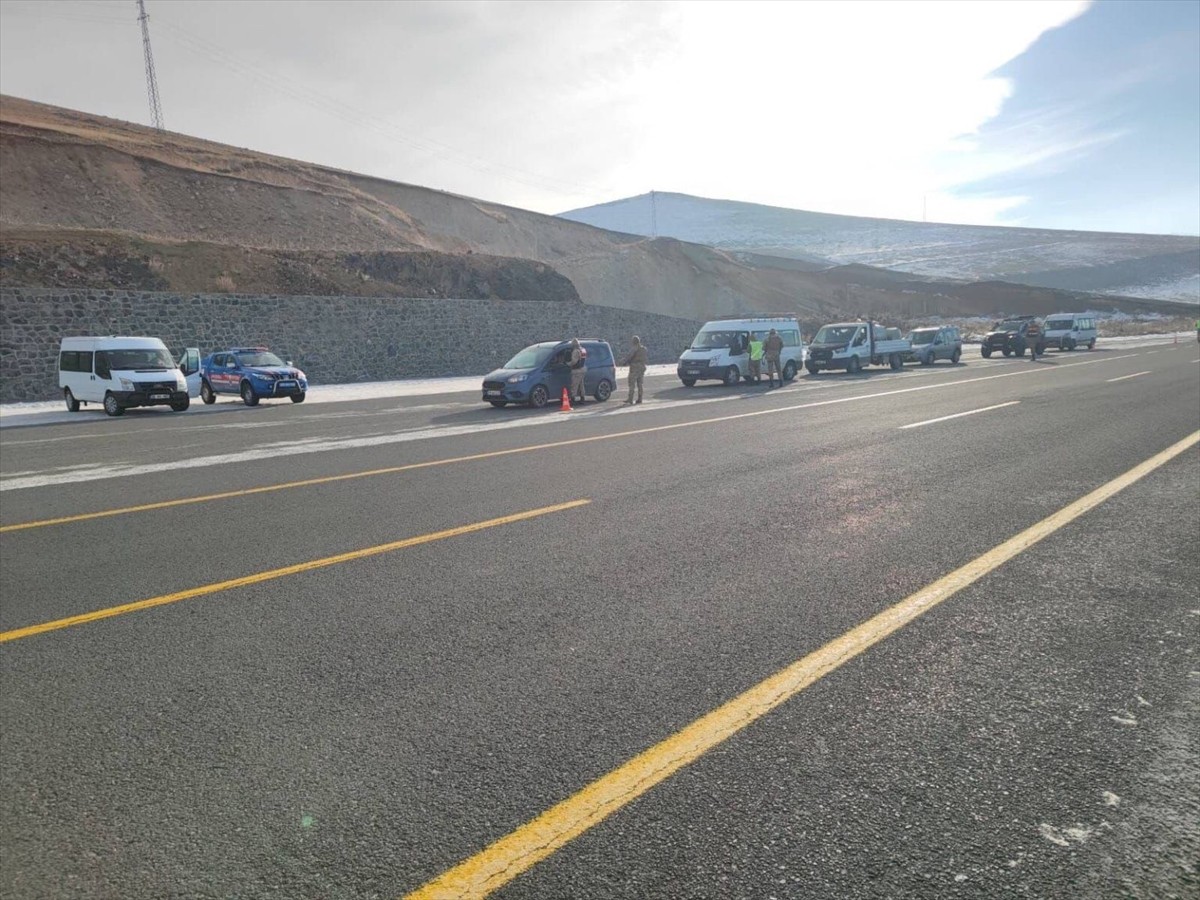 Kars'ta yasa dışı yollarla yurda girdiği belirlenen 4 düzensiz göçmen yakalandı. Ekipler, düzensiz...