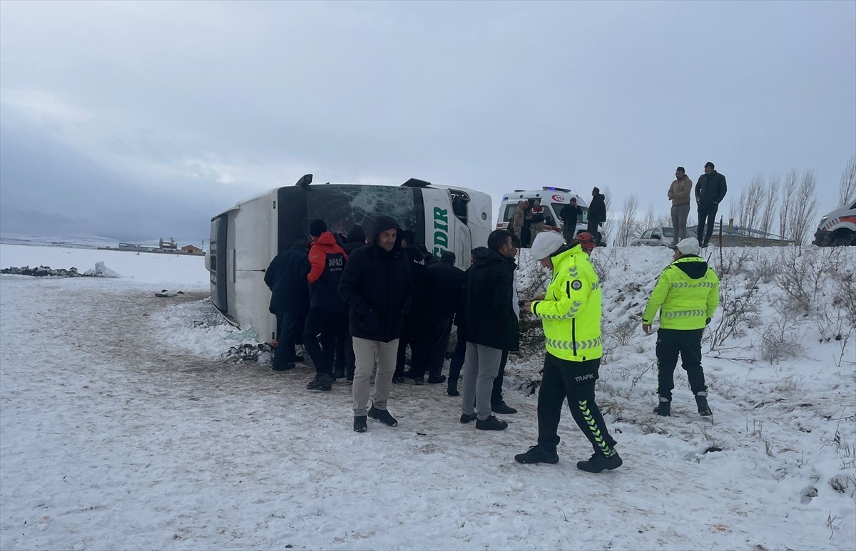 Kars'ta yolcu otobüsü devrildi, kaza yerine çok sayıda sağlık ve arama kurtarma ekibi sevk...