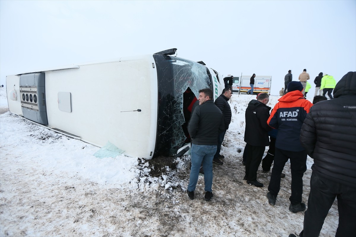 Kars'ta yolcu otobüsünün devrilmesi sonucu 23 kişi yaralandı.