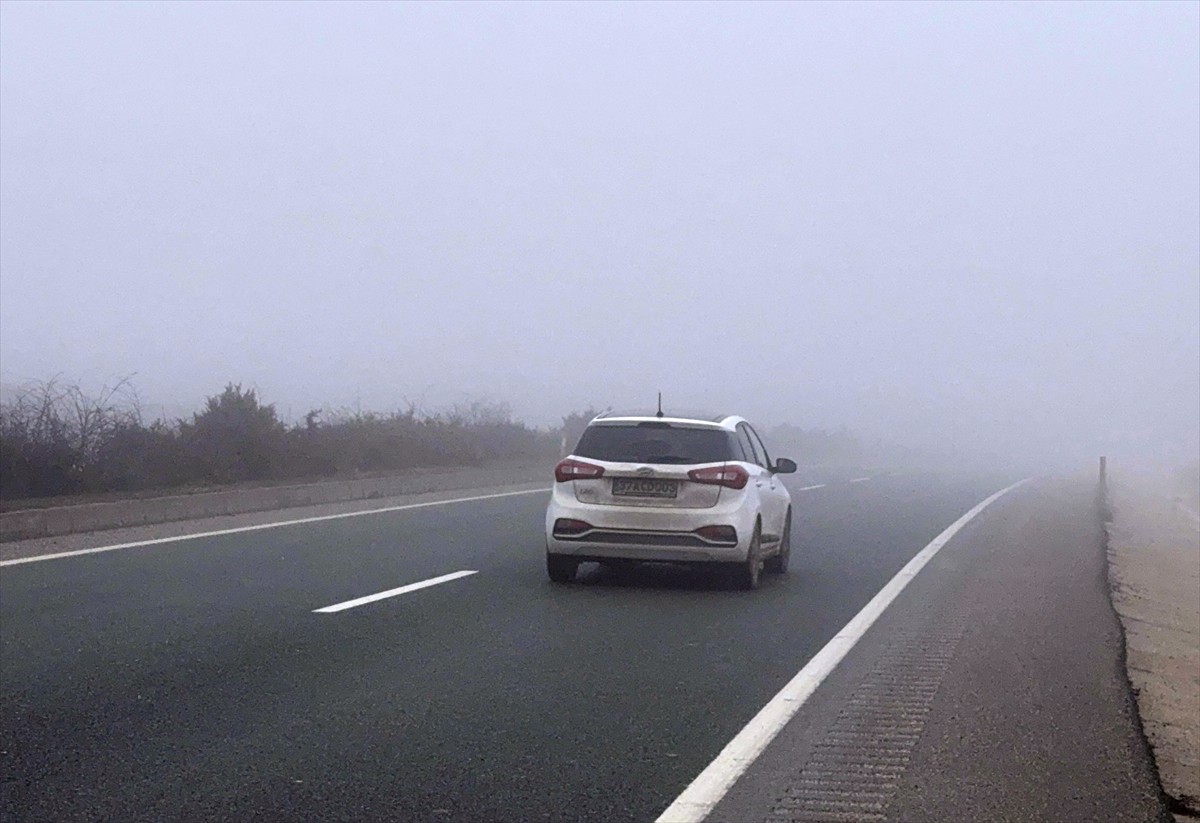 Kastamonu'da, D-765 kara yolunun Ilgaz Dağı kesimi ile İstanbul yolu mevkisinde sis etkili...
