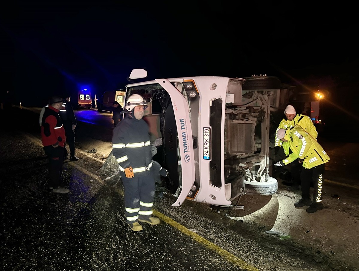 Kastamonu'da devrilen midibüsteki 1 kişi öldü, 23 kişi yaralandı. Görenlerin haber vermesi üzerine...