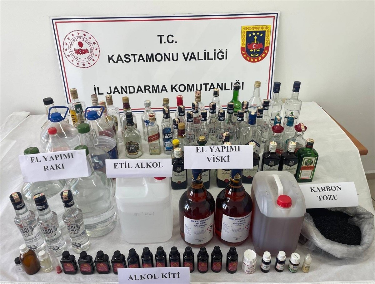 Kastamonu'da düzenlenen sahte içki operasyonunda 2 şüpheli gözaltına alındı.