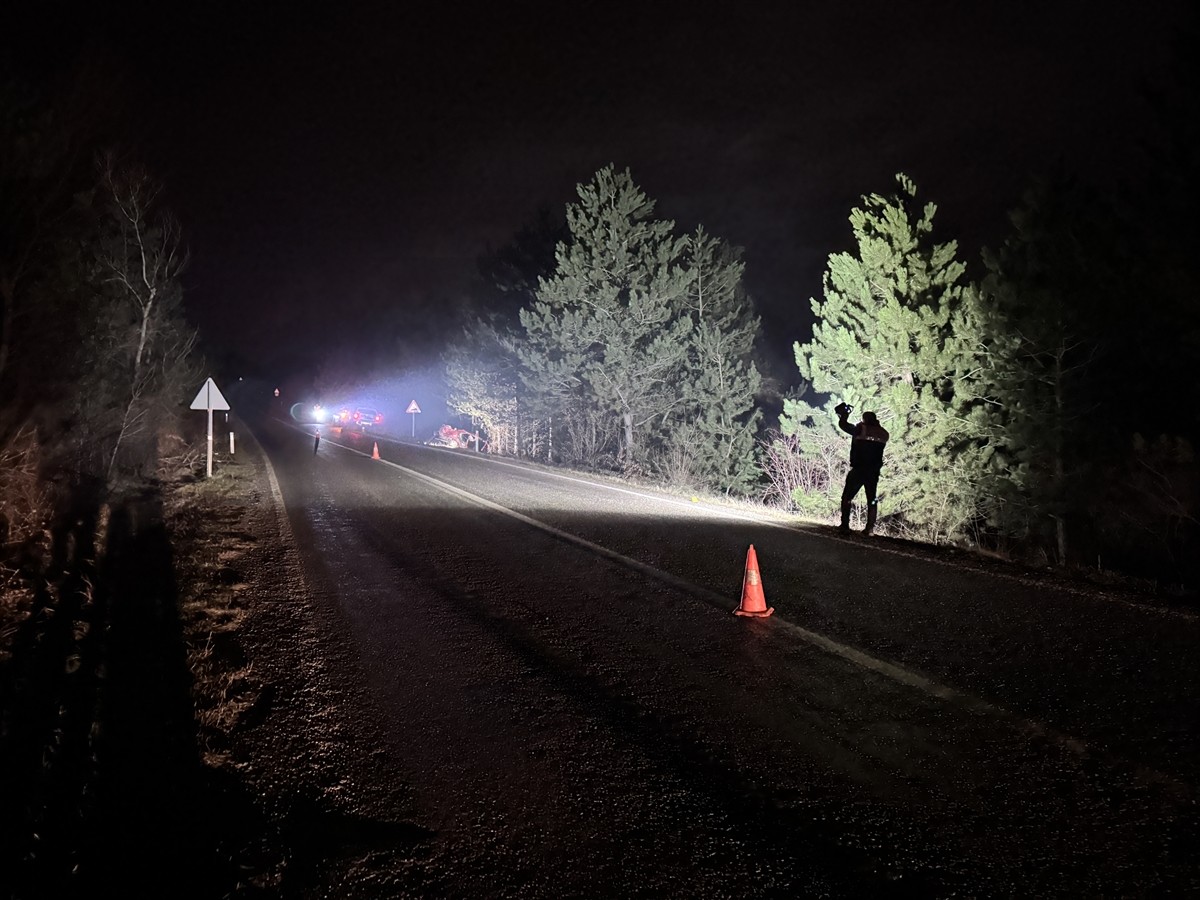 Kastamonu'da yol kenarındaki çam ağaçlarına çarpan otomobildeki 1 kişi öldü, 1 kişi yaralandı....
