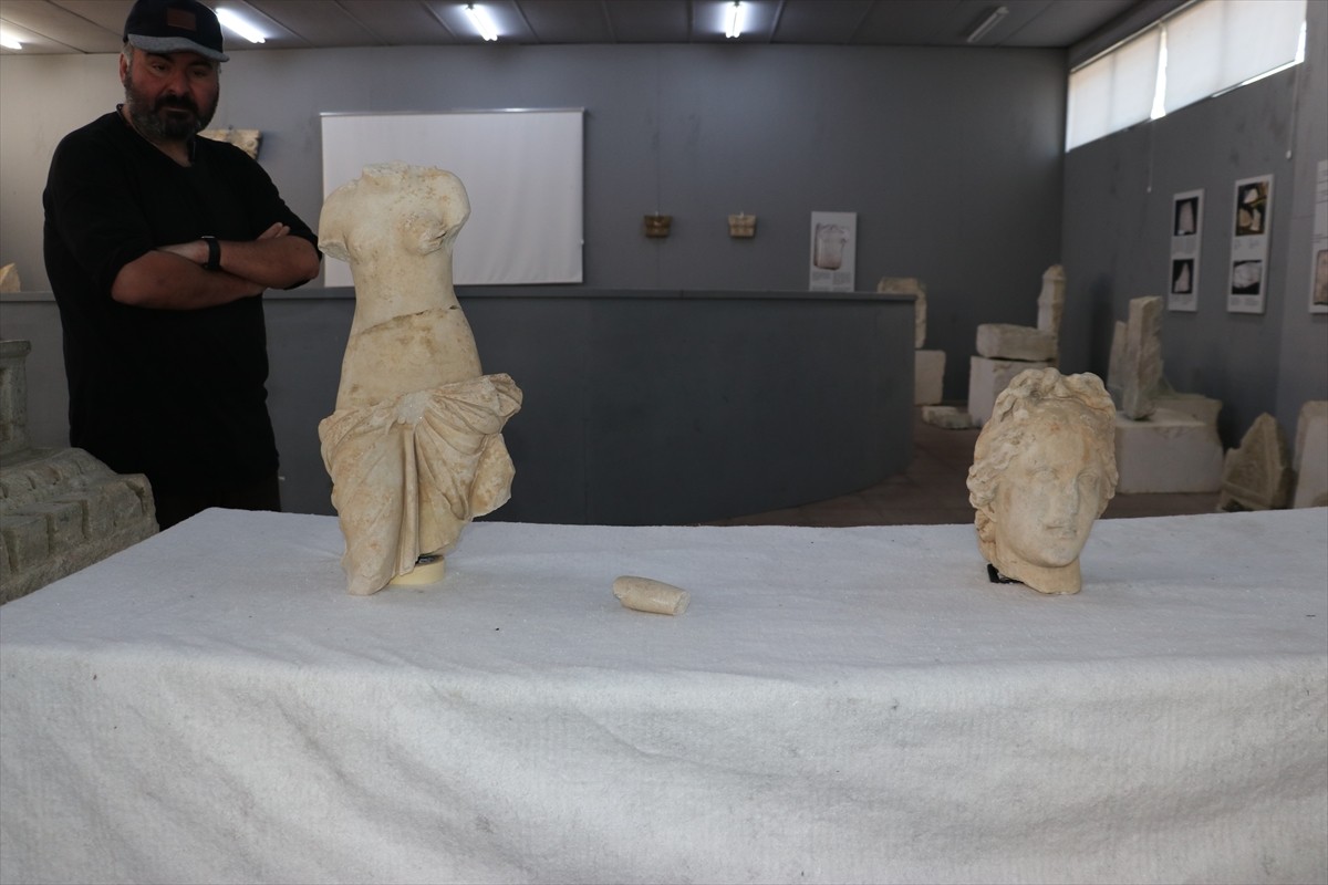 Kastamonu'nun Taşköprü ilçesinde bulunan Pompeiopolis Antik Kenti'ndeki kazılarda iki Afrodit...