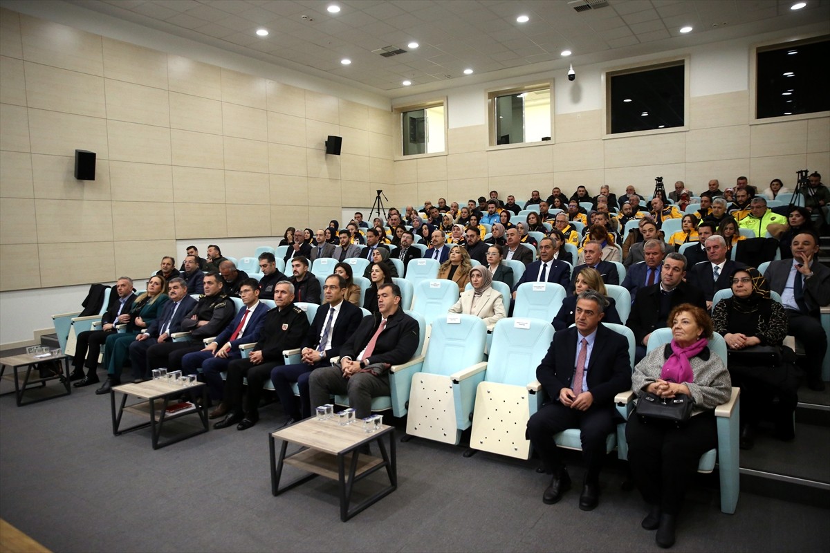 Kayseri'de, 1-7 Aralık Acil Sağlık Hizmetleri Haftası dolayısıyla "Fermuar sistemiyle yaşama yol...