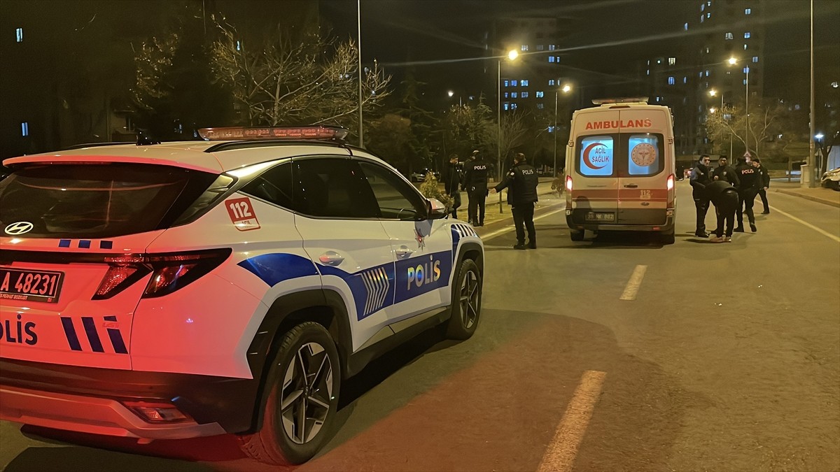 Kayseri'de, parkta çay içen arkadaşlar arasında çıkan bıçaklı kavgada ağır yaralanan kişi...