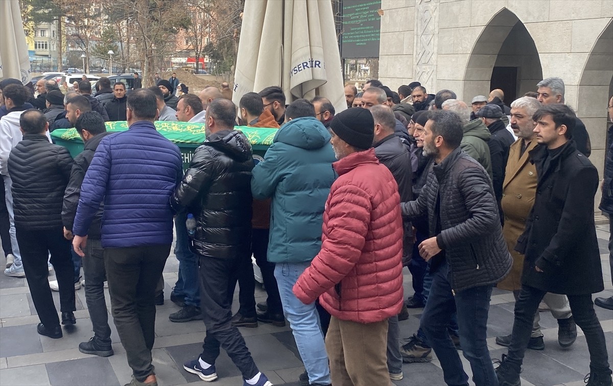 Kayseri'de, parkta çay içen arkadaşlar arasında çıkan bıçaklı kavgada ağır yaralanan kişi hayatını...