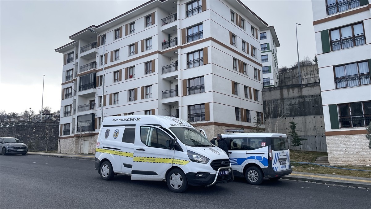 Kayseri'nin Melikgazi ilçesinde 3. kattaki evinin balkonundan düşerek yaralanan kadın hastaneye...
