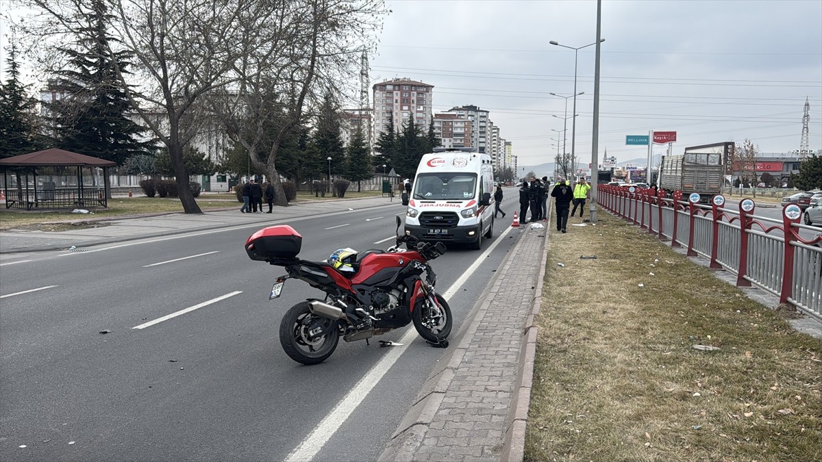 Kayseri'nin merkez Melikgazi ilçesinde meydana gelen trafik kazasında 2 kişi ağır yaralandı. Kaza...