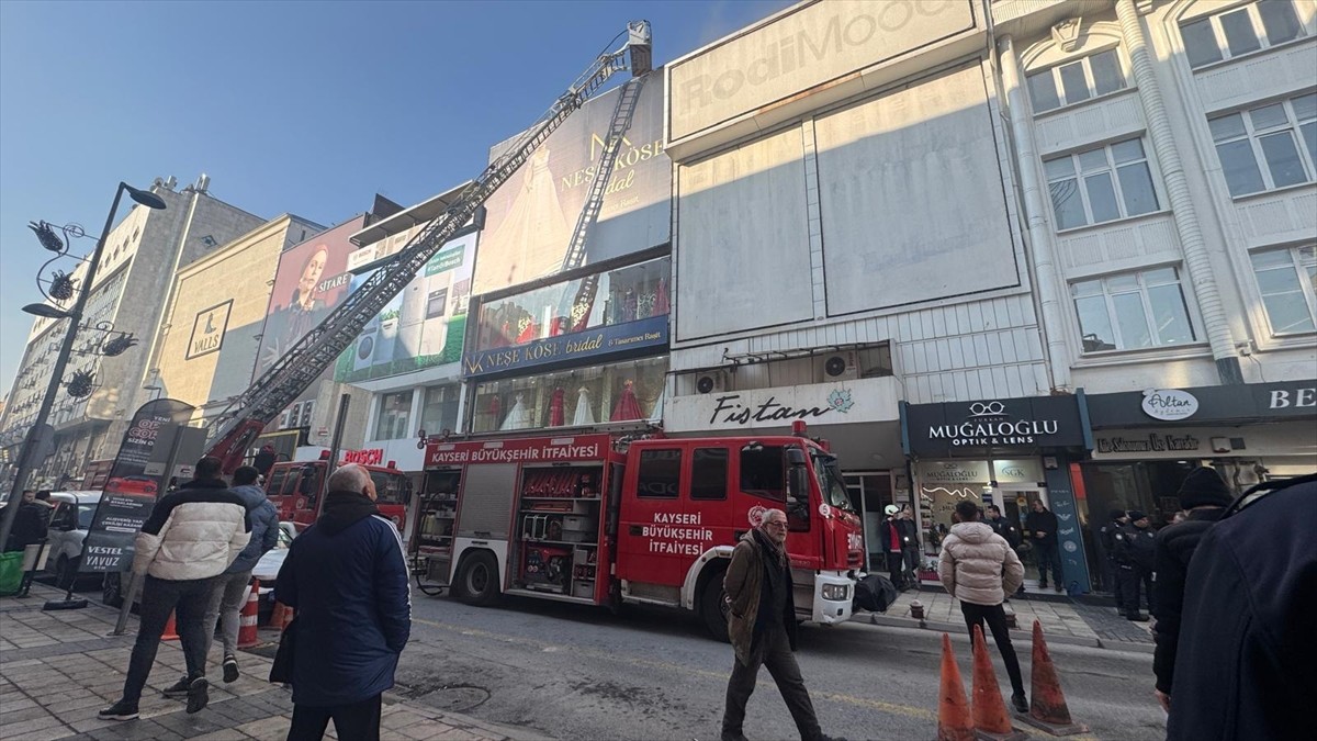 Kayseri'nin merkez Melikgazi ilçesindeki 4 katlı giyim mağazasında çıkan yangın itfaiye...