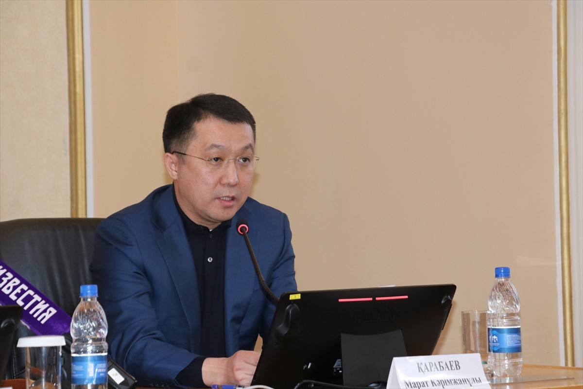 Kazakistan Ulaştırma Bakanı Marat Karabayev (sağda), Aktau kenti yakınlarında düşen Azerbaycan...