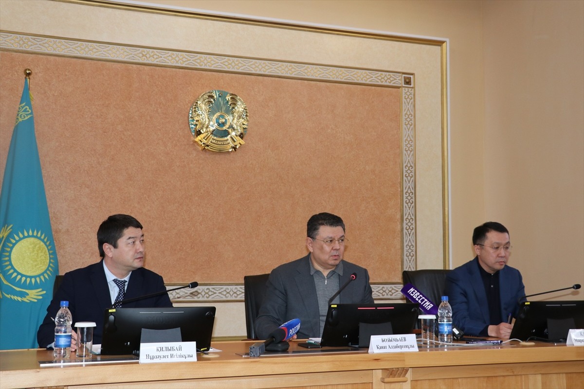 Kazakistan Ulaştırma Bakanı Marat Karabayev (sağda), Aktau kenti yakınlarında düşen Azerbaycan...