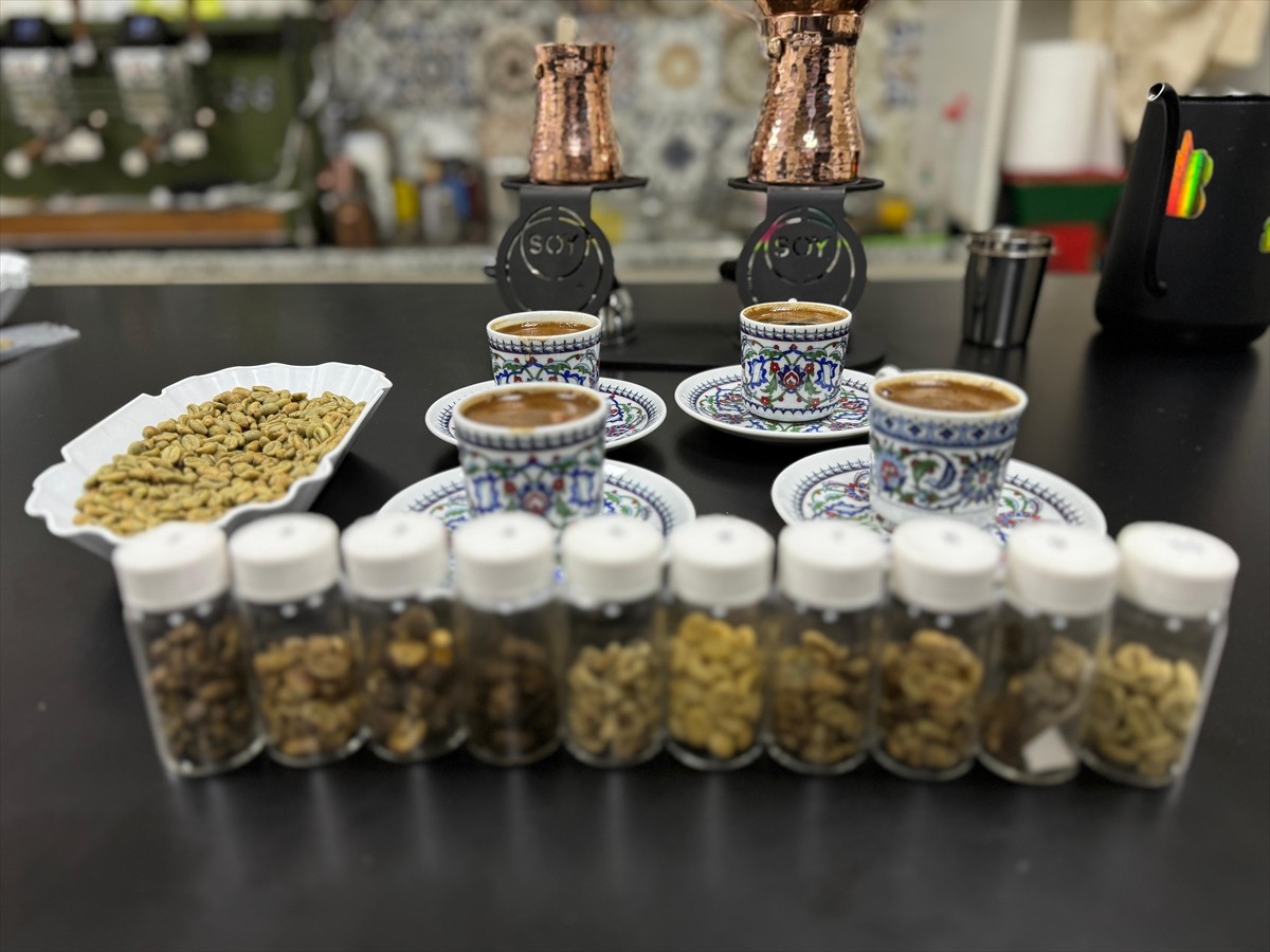 Kendine özgü tadı, kokusu ve bol köpüğüyle dünyaya ün salan Türk kahvesi, pişirilmesi ve sunumuyla...