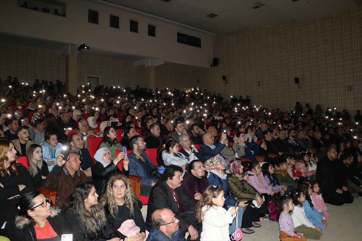 Kilis'te, Kahramanmaraş merkezli depremlerde 7 üyesini kaybeden Antakya Medeniyetler Korosu konser...