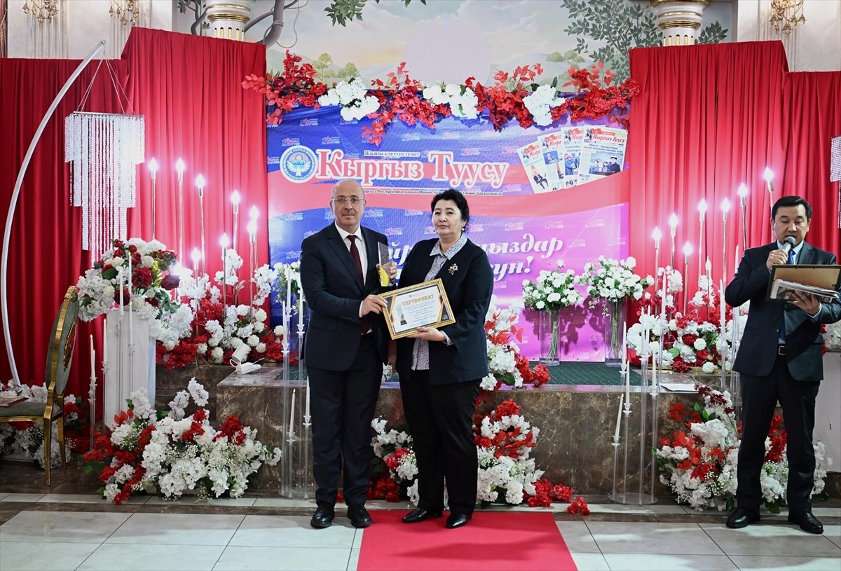 Kırgız Tuusu gazetesi, Türkiye'nin 1995'te kurduğu Kırgızistan-Türkiye Manas Üniversitesi'ni...