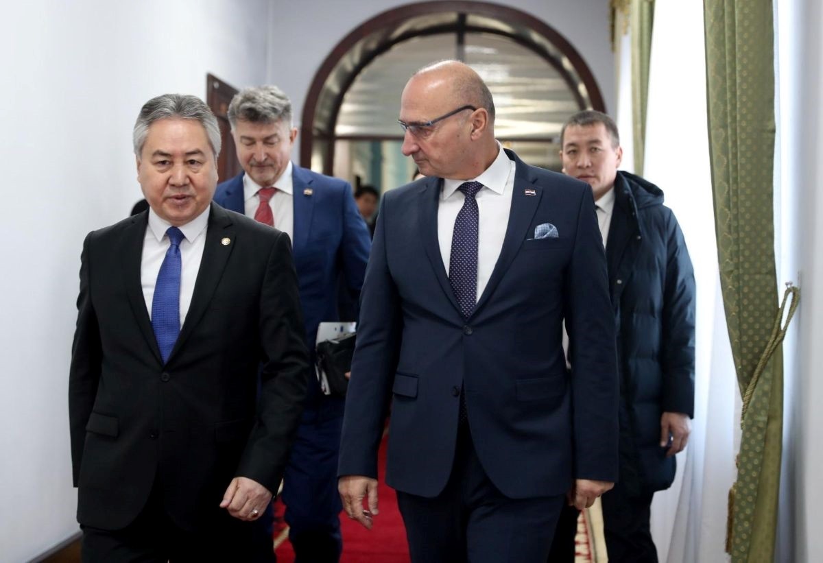 Kırgızistan Dışişleri Bakanı Ceenbek Kulubayev (solda) ve Hırvatistan Dışişleri Bakanı Gordan...