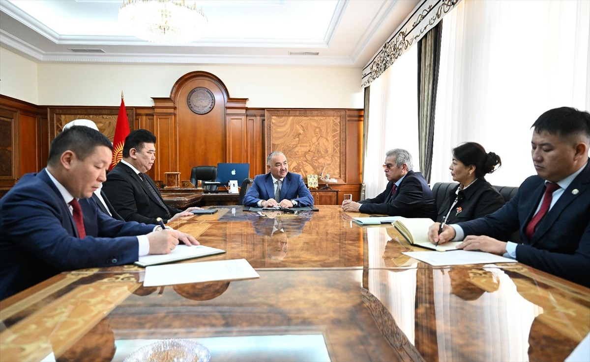 Kırgızistan Meclis Başkanı Nurlanbek Şakiyev (fotoğrafta), Devlet Sekreteri Suyunbek Kasmambetov...