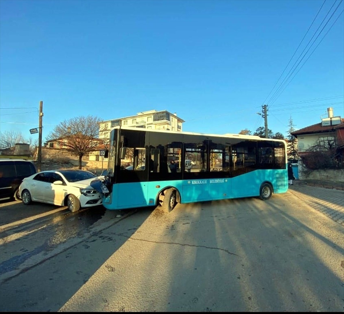 Kırıkkale'de halk otobüsü ile otomobilin çarpışması sonucu yaralanan 6 kişi tedavi altına...
