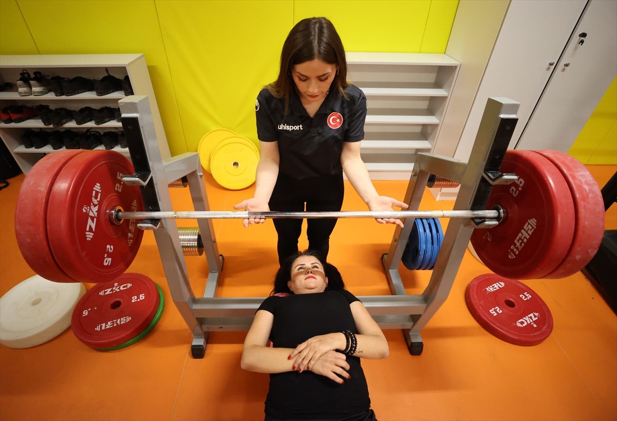 Kırklareli'nde halter kursuna katılan bedensel engelli bireyler, kaslarını güçlendirerek günlük...