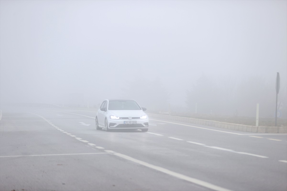 Kırklareli'nde yoğun sis hayatı olumsuz etkiledi. Kentte sabah başlayan sis nedeniyle görüş...