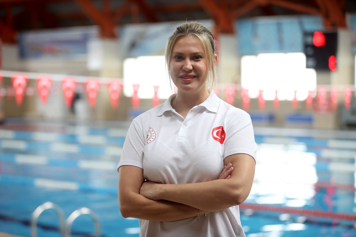 Kırklareli'nde yüzme kursuna katılan özel gereksinimli çocuklar, kulaç atarak öz güven kazanıp...