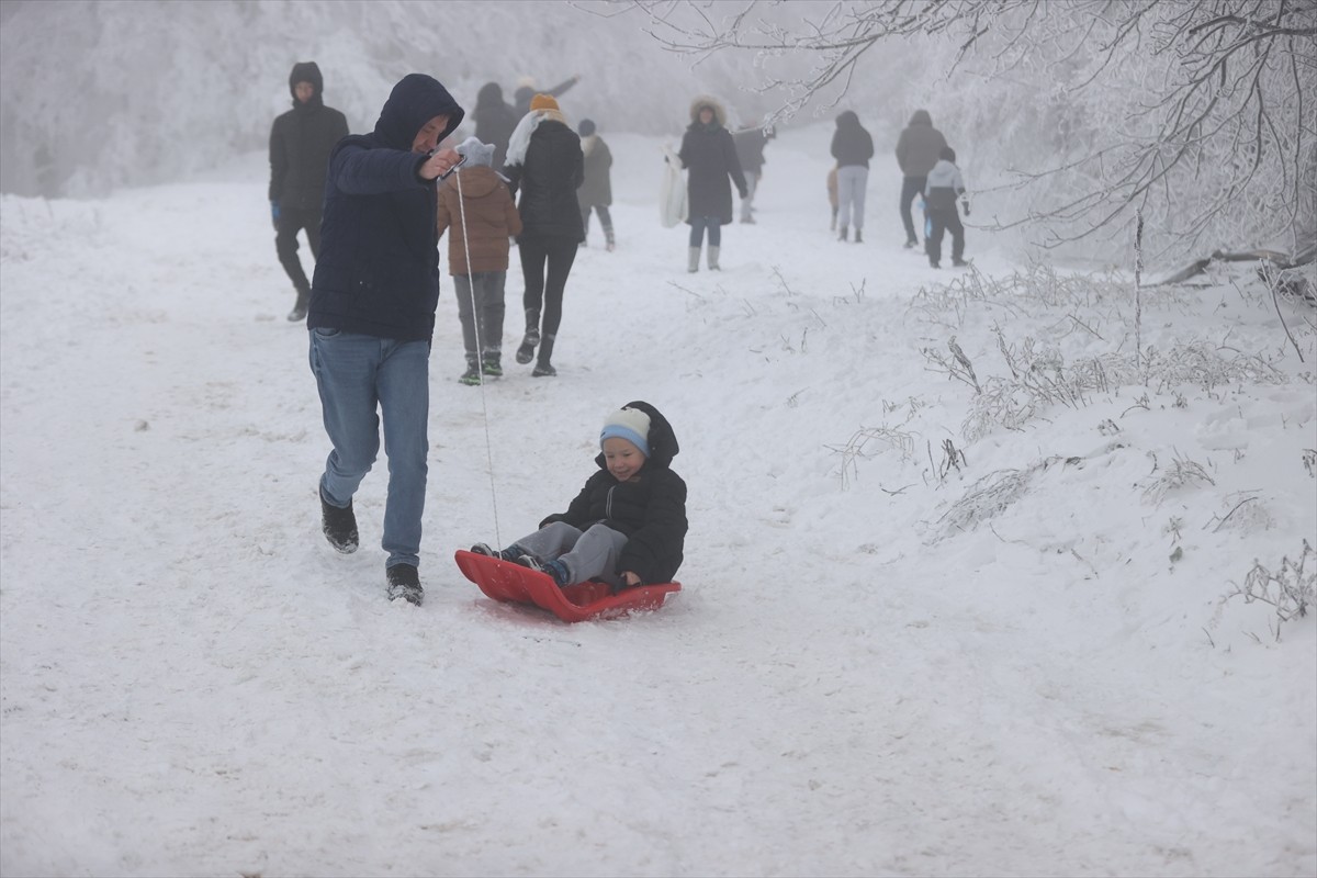Kırklareli'nin yüksek kesimlerinde etkili olan karın ardından birçok kişi, çocuklarıyla kartopu...