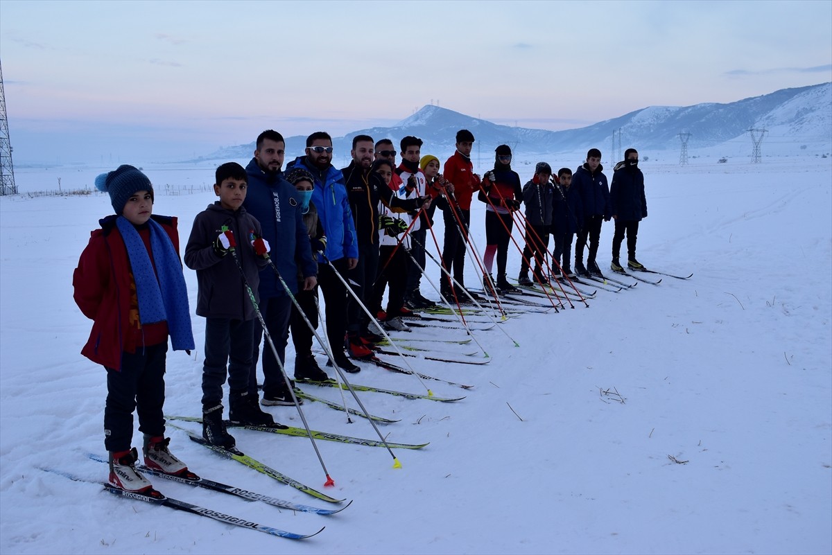 Kış mevsiminin çetin geçtiği Bitlis'te kayaklı koşu takımı sporcuları, soğuk havaya rağmen...