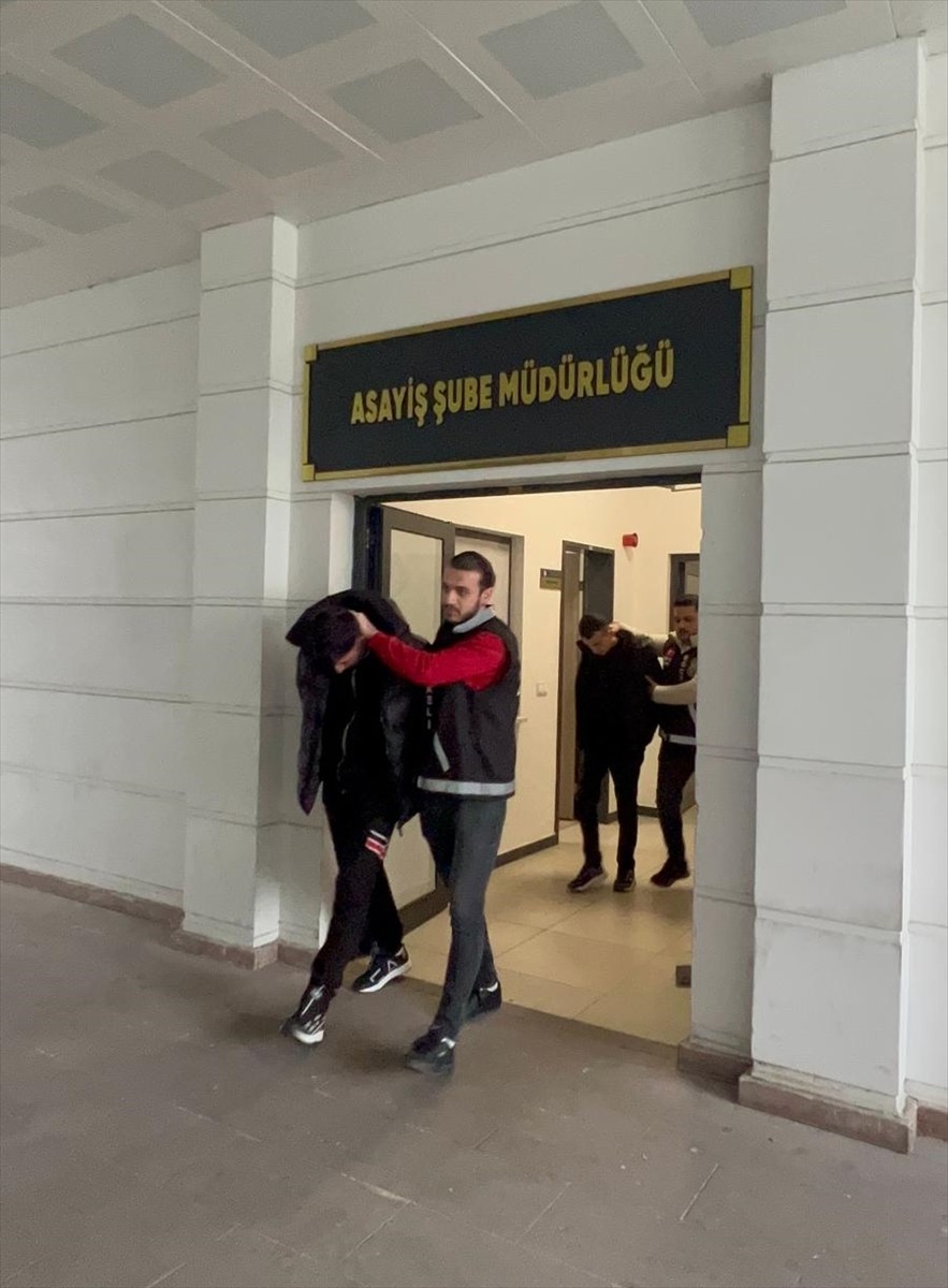 Kocaeli'de kendilerini polis olarak tanıtıp dolandırıcılık yaptıkları gerekçesiyle gözaltına...