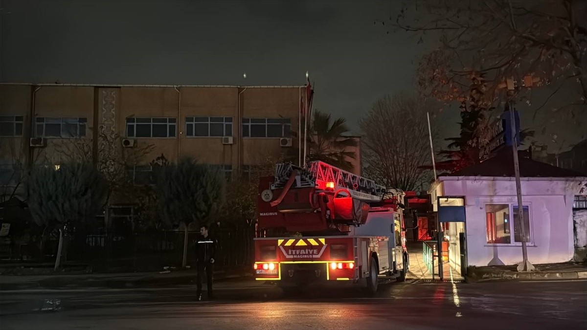 Kocaeli'nin Gebze ilçesinde kablo fabrikasında bakır eritme kazanında meydana gelen patlama sonucu...
